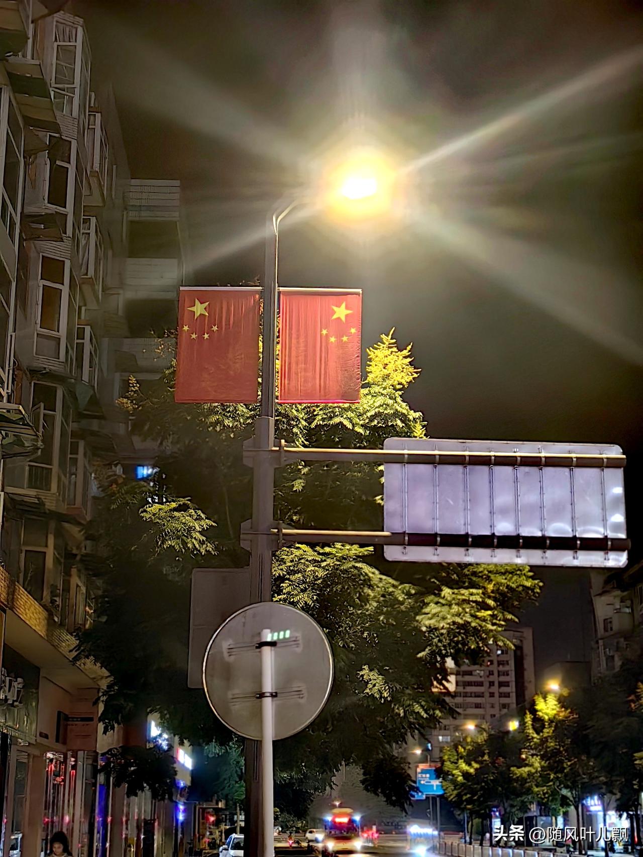 多年前，我的一位老师总结说：麻将能拯救眼睛。她说如果不去打麻将，就会待在家里不停
