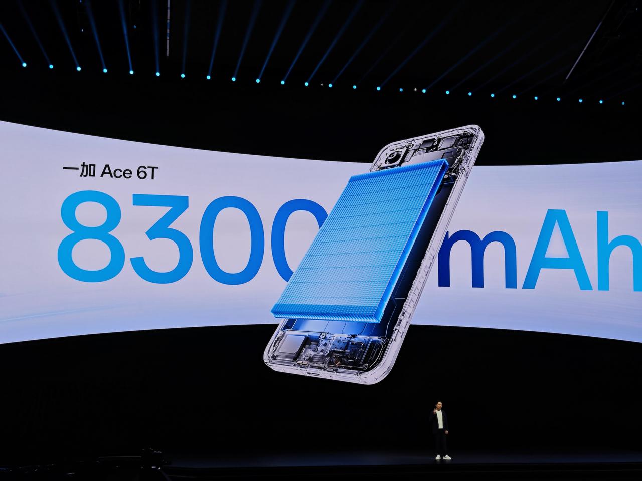 一加Ace 6T内置8300mAh电池，比街上很多共享充电宝的容量还大，可以连续