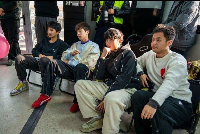 跟自己老板身形差不多就是好老板的旧衣服都能穿看给小黎冻得 都冻懵了