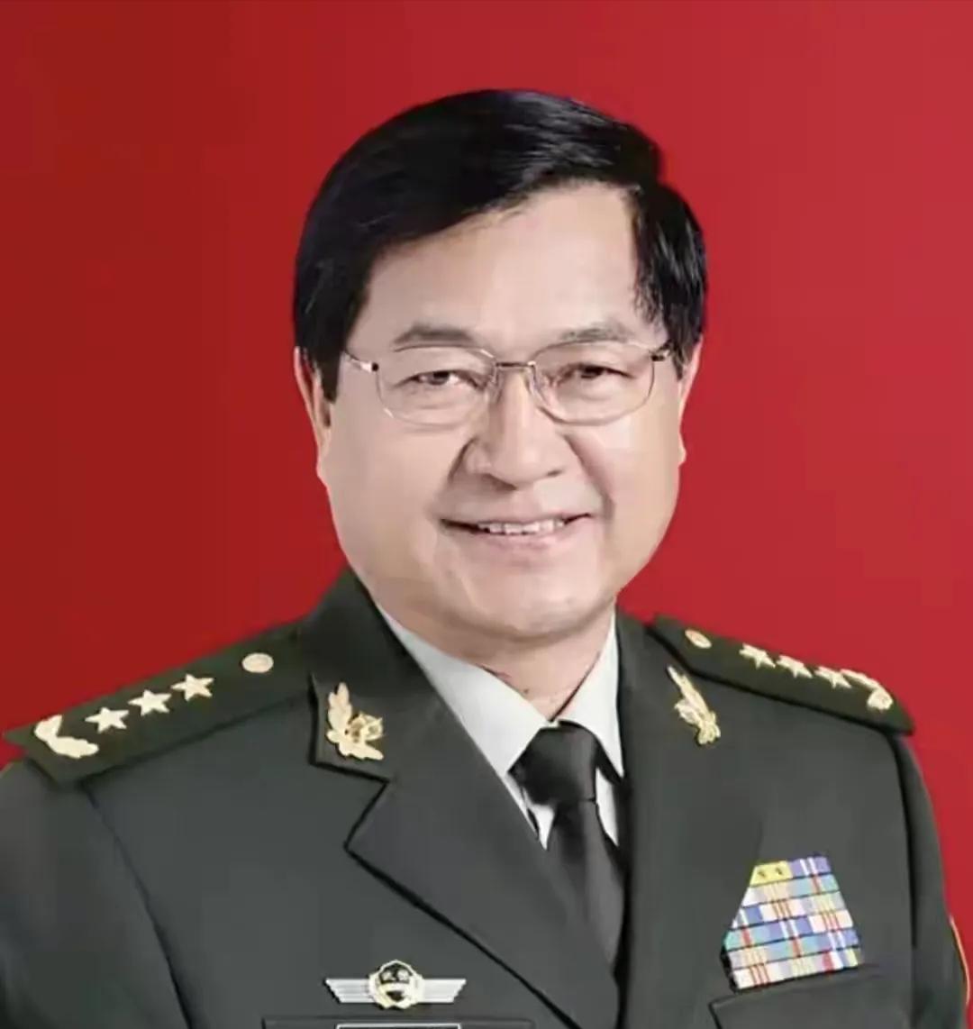 吴双战确实精神威武，眼神炯炯有神，浑身散发着一身正气。他是河南清丰人，1963 