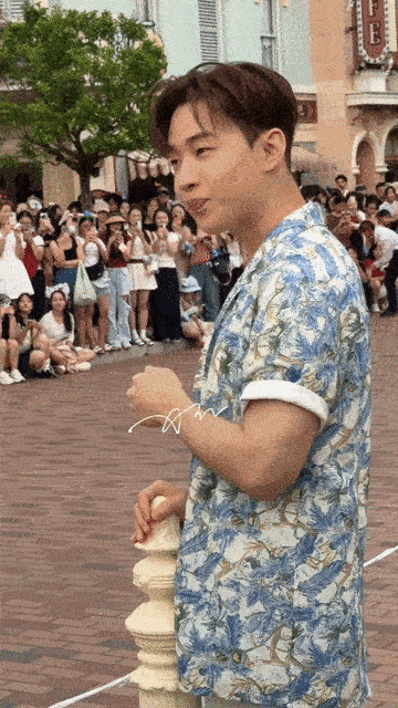 刘宪华听到我爱你的反应粉丝对着刘宪华喊“我爱你”，他害羞到不行，嘴角偷偷上扬又赶