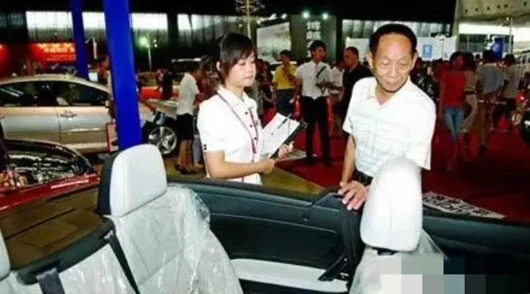 2008年，袁隆平参加车展时被一辆68.8万的敞篷车吸引，忍不住摸了一把。就这么