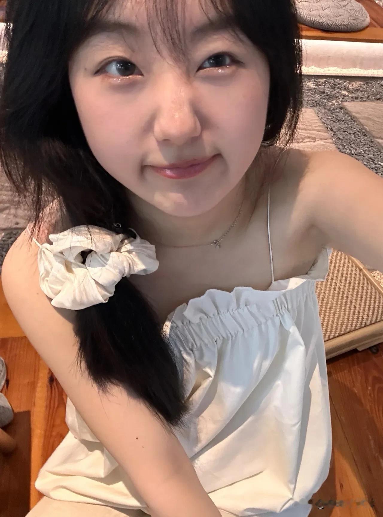 少女的日常，
是藏在细节里的温柔
每一件小事都闪着光——  
晨光里的碎花裙摆，