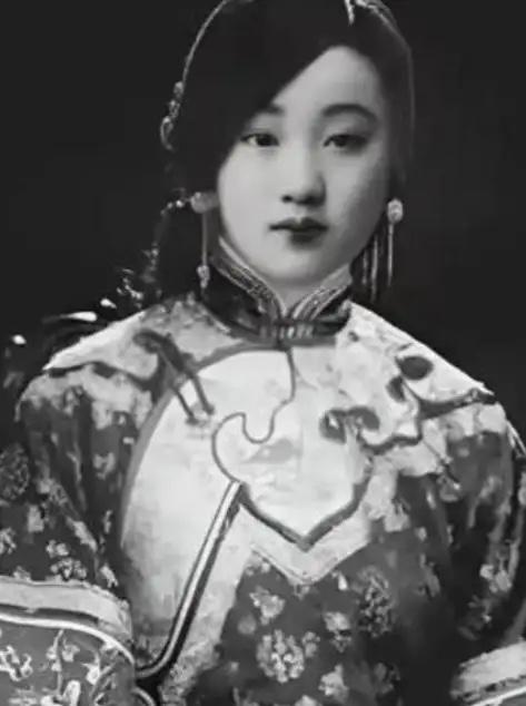1894年，几个太监不顾珍妃的挣扎，将她放到刑凳上，其中两名太监上来就将珍妃的衣