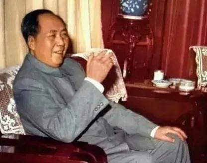 1962年，面对印度的无理挑衅，主席的愤怒之情溢于言表。他猛然一拍桌子，坚定地宣