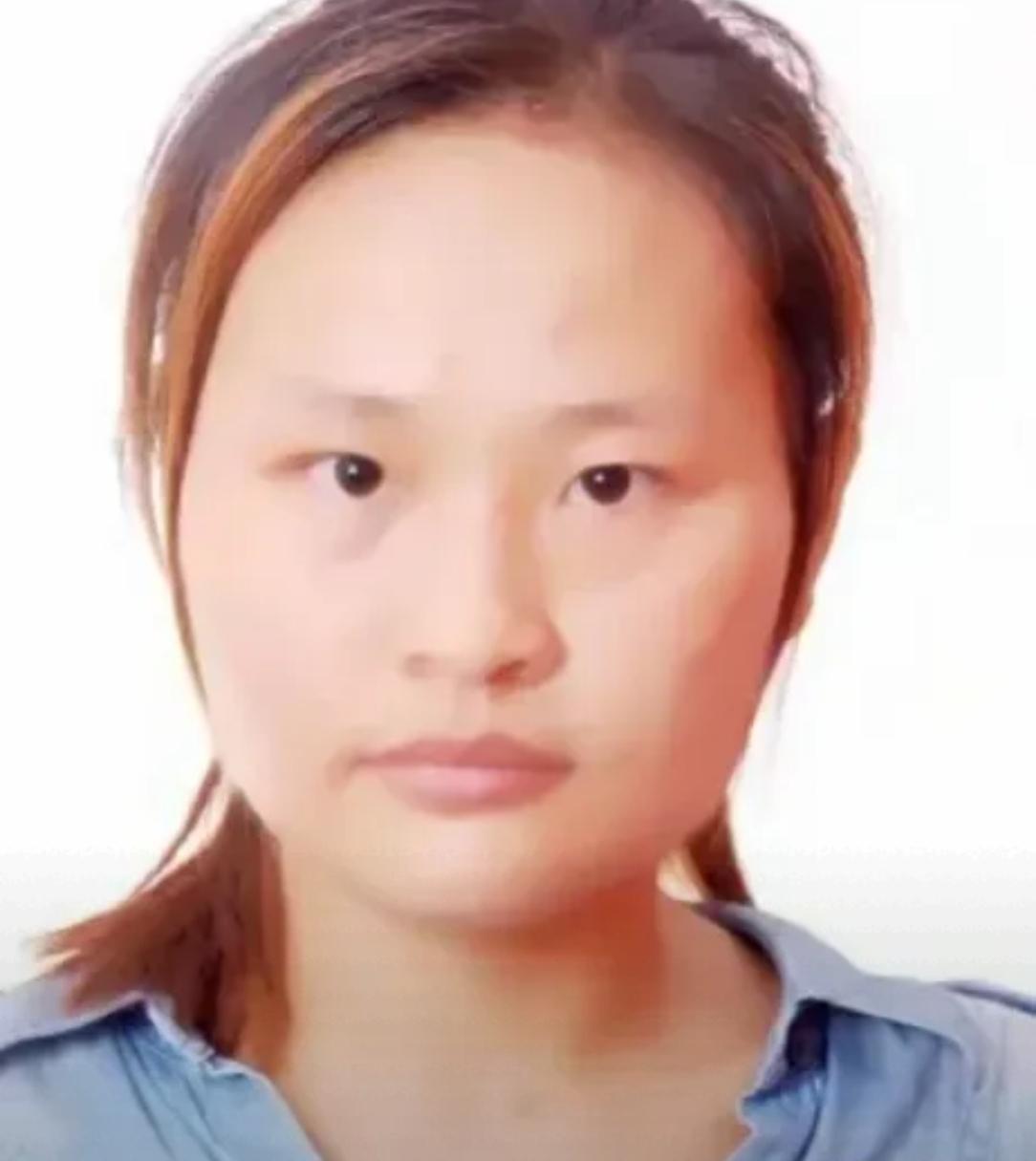 她出生起就被父母抛弃，把她送给村里的一对光棍兄弟，谁料，俩兄弟如获至宝，而让兄弟