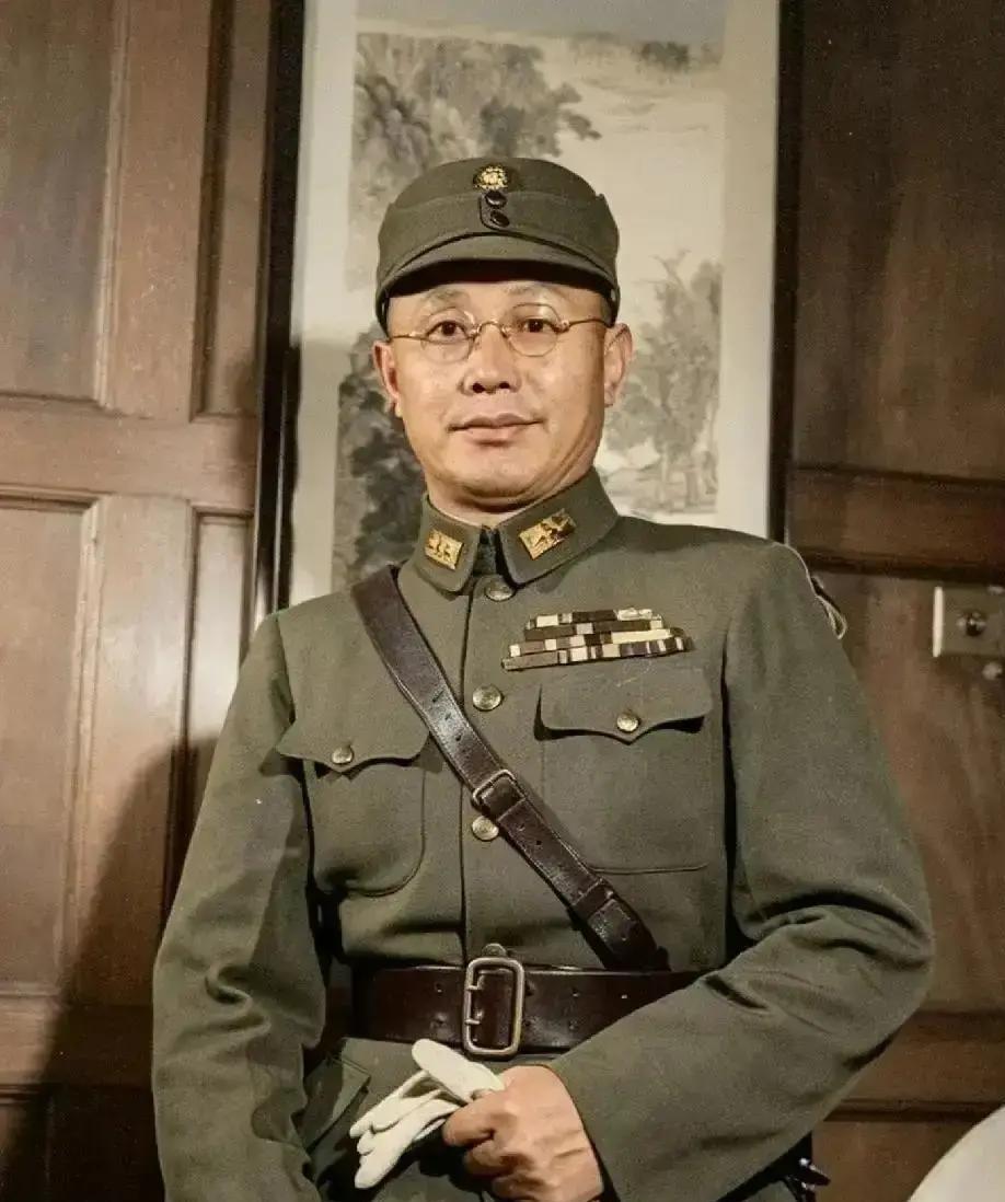 何应钦与冈村宁次是同学，受降前一晚，何应钦特意派人传话，暗示冈村宁次仪式上不要随