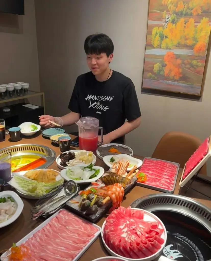50美元火锅自助，杨瀚森现身拉斯维加斯火锅店，小杨还是喜欢这一口。话说这无限量自