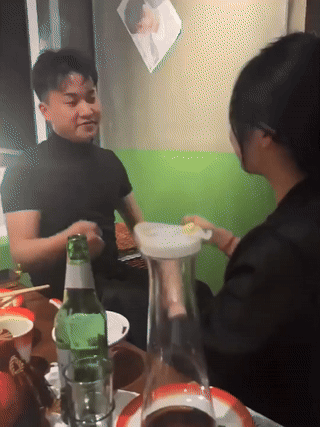 朋友
和我在酒桌上
划拳
我输了
她打我一巴掌
我赢了
我可以随便……
#万能生