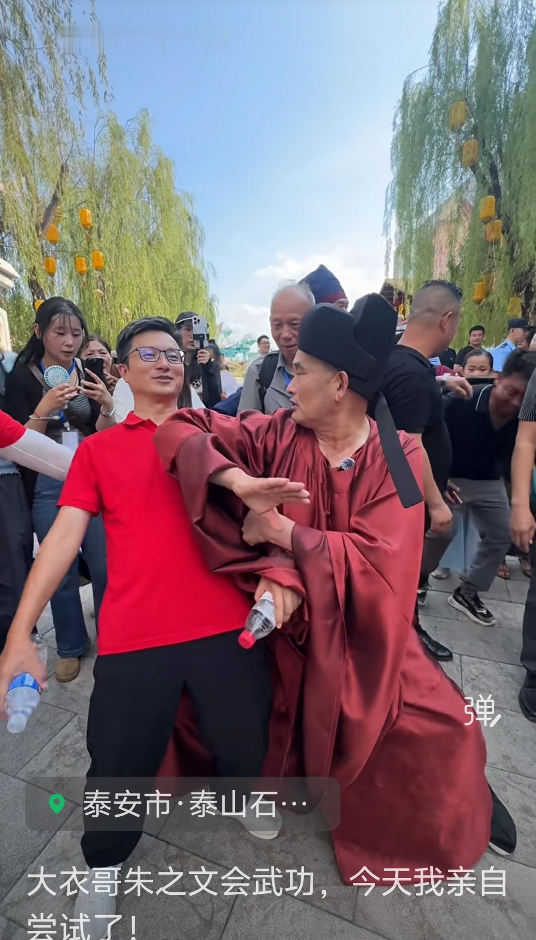 当年山东综艺频道的评委老师，不知朱之文是宋代官员投胎，因他的一袭军大衣，赐名其大