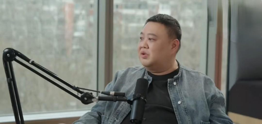 岳云鹏刚红那会儿想换掉孙越，郭德纲就甩了一句话：你死了这条心吧。
小岳当时在商演