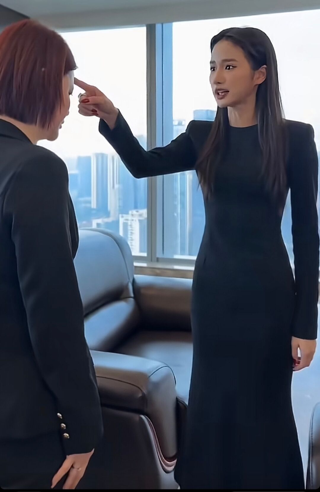 杜华向陈昕葳鞠躬杜华对陈昕葳说知道了陈总 杜华向陈昕葳鞠躬 