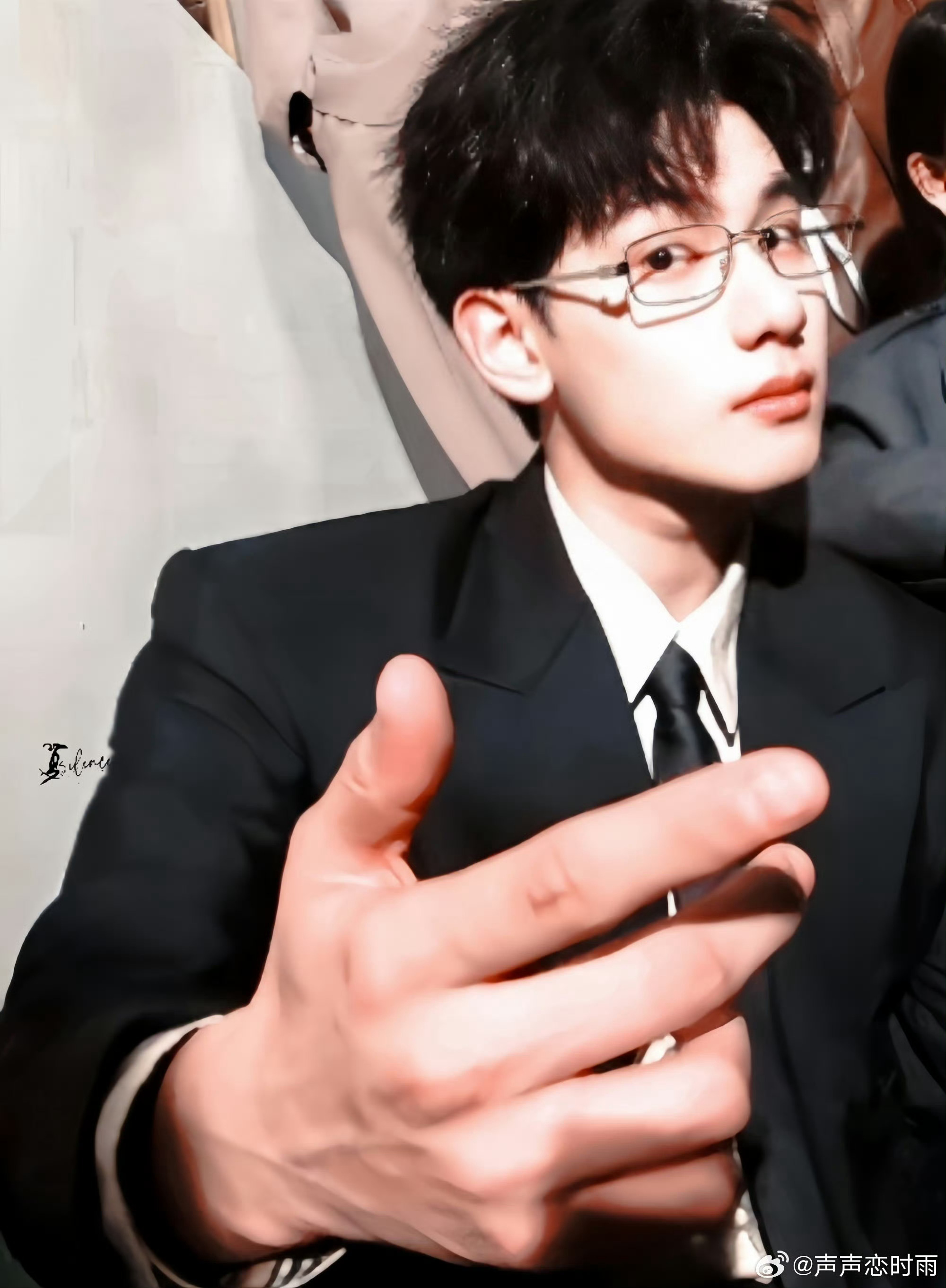 胡先煦我勒个大V被胡先煦下颚线鲨到 工作室发的精修图都没生图能打，生图里那下颚线