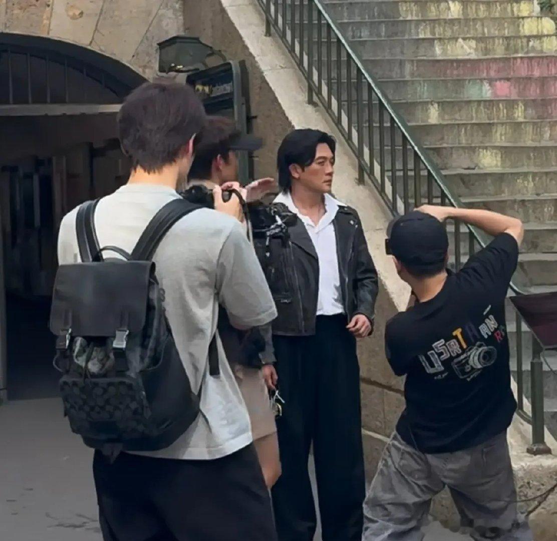 苏有朋变样了苏有朋变陈志朋 网友偶遇巴黎碰到拍广告的苏有朋，第一眼愣是没认出来，