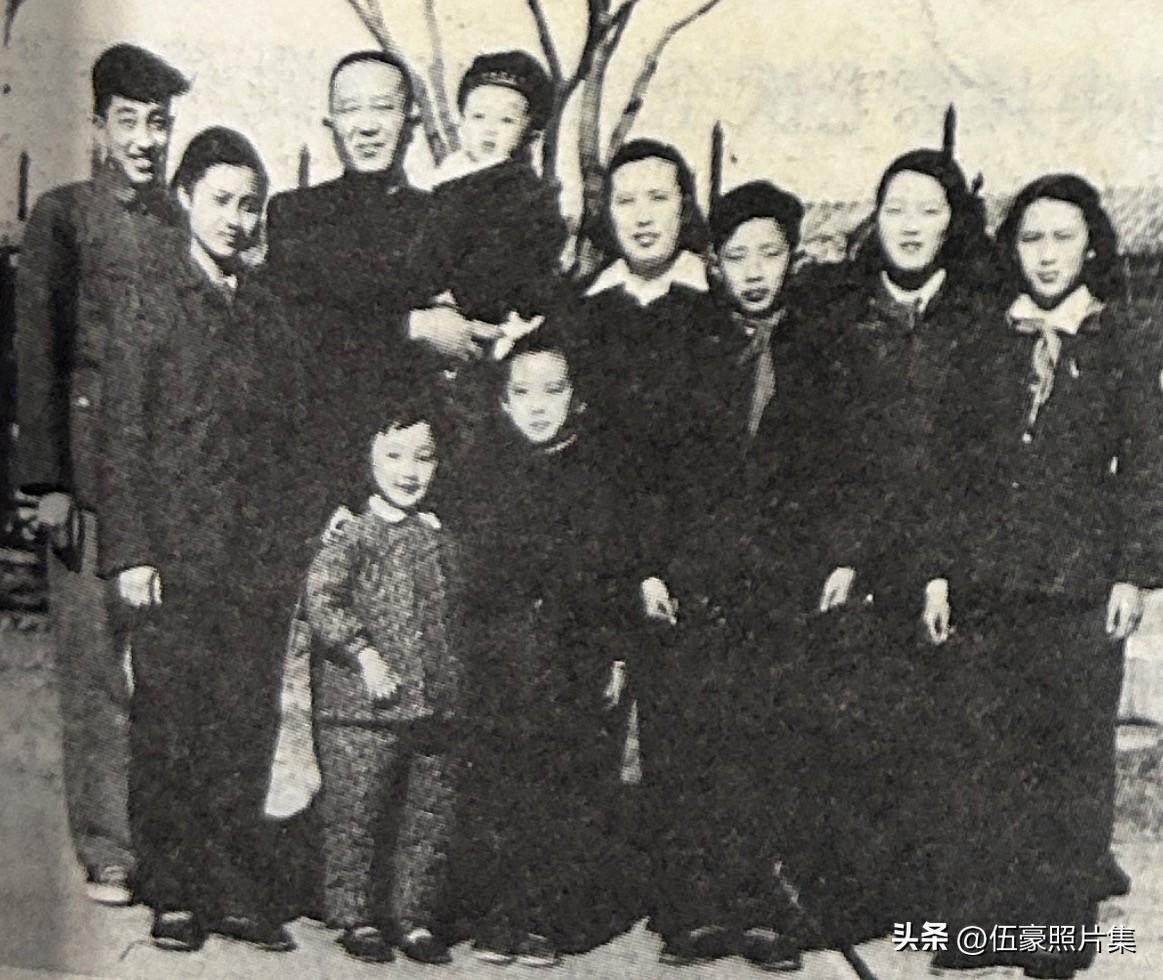 1954年，罗瑞卿大将的全家福，左二为邓发之女邓金纳，她的父亲是中共早期领导人邓