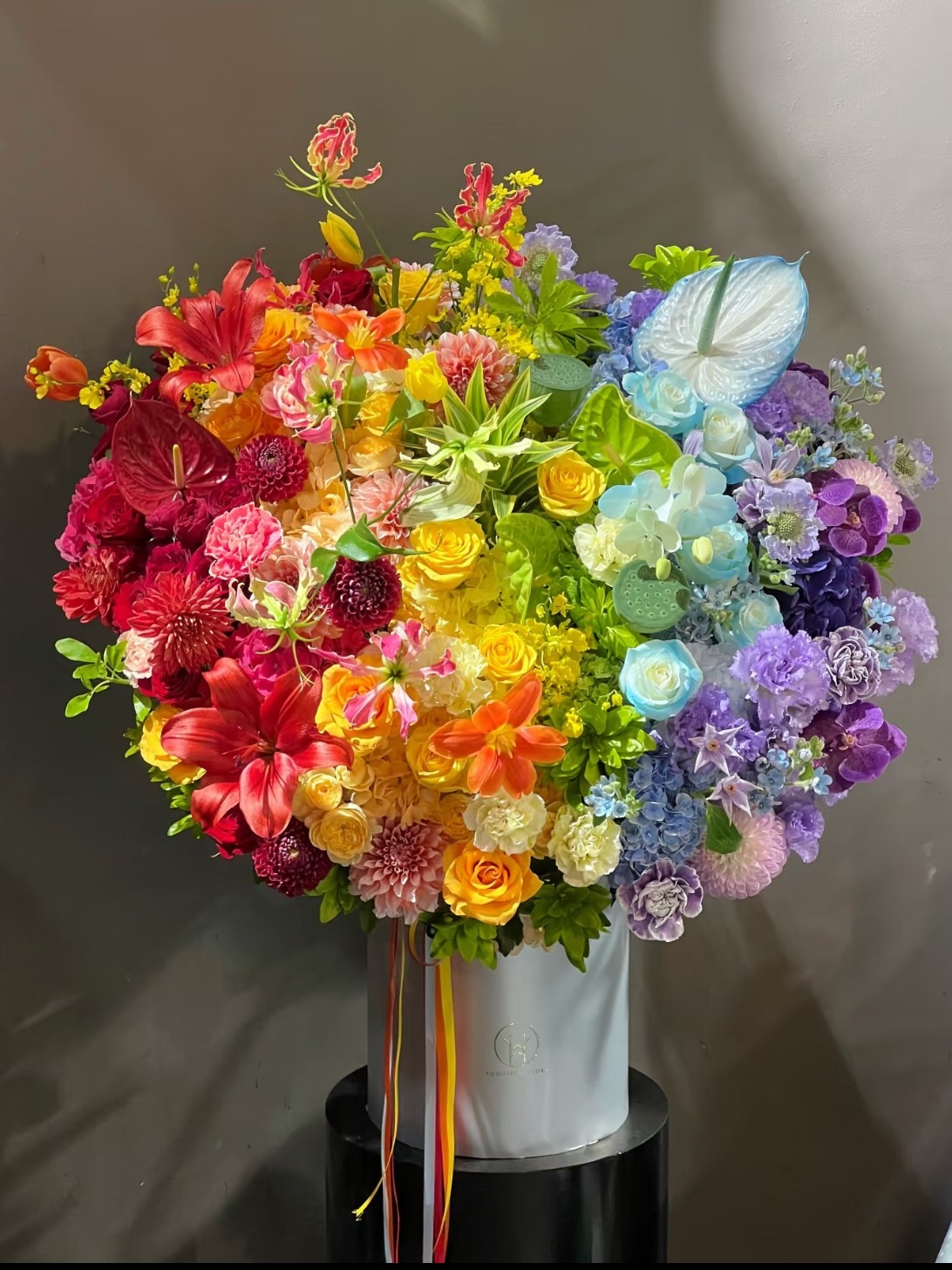 缤纷繁花撞碎了彩虹，把一整个热烈明媚的夏天都装进了花桶里。 
