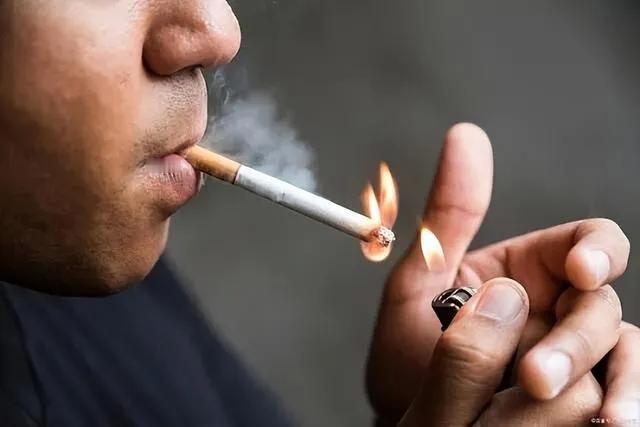 抽烟又火了？医生研究发现：糖尿病患者在抽烟时，需要多注意5点

很多糖友误以为少
