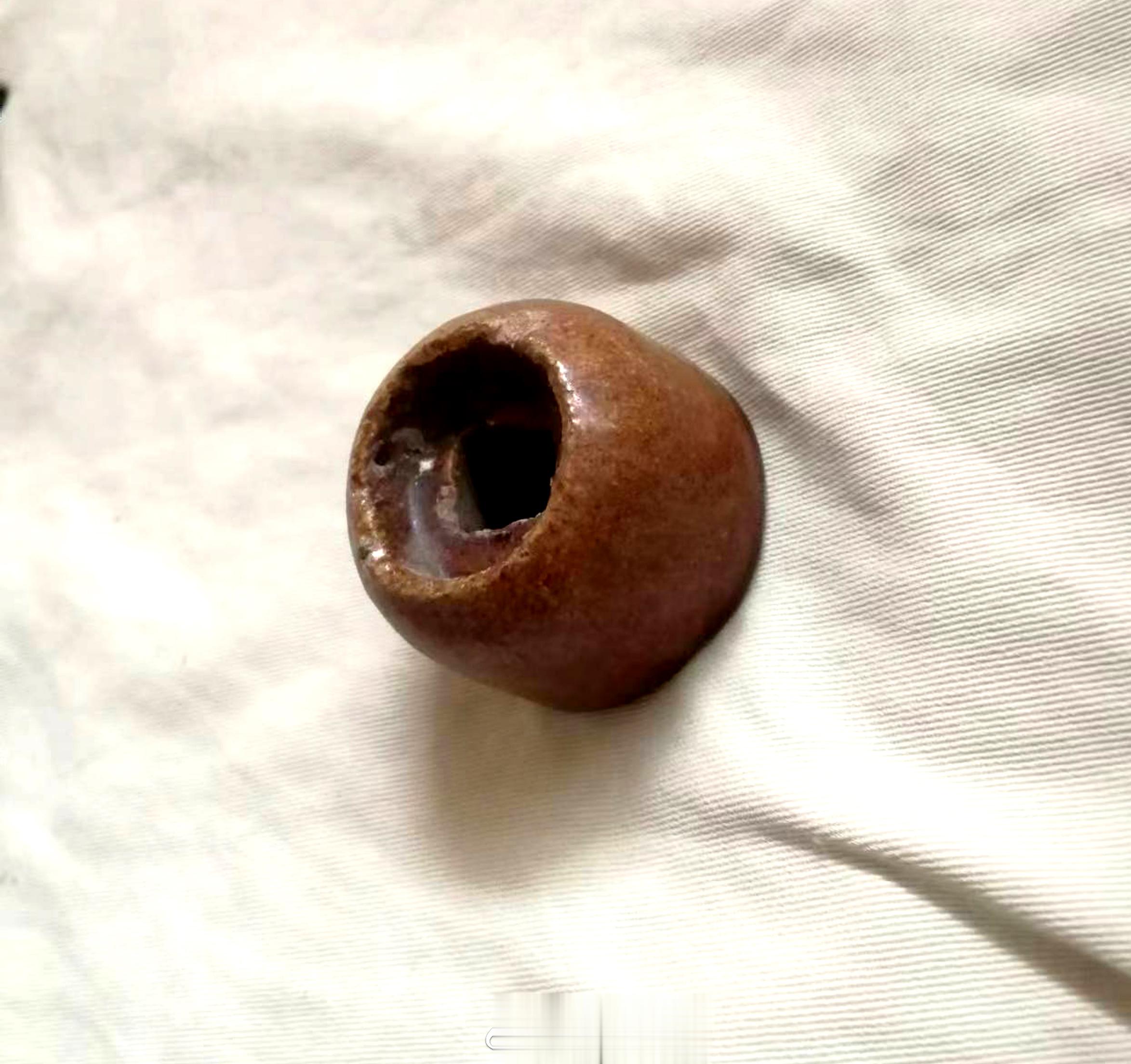 就在几年前，清陵爱好者在裕陵罗圈墙外的地上发现了几个特殊的黄琉璃瓦钉帽，帽顶有通
