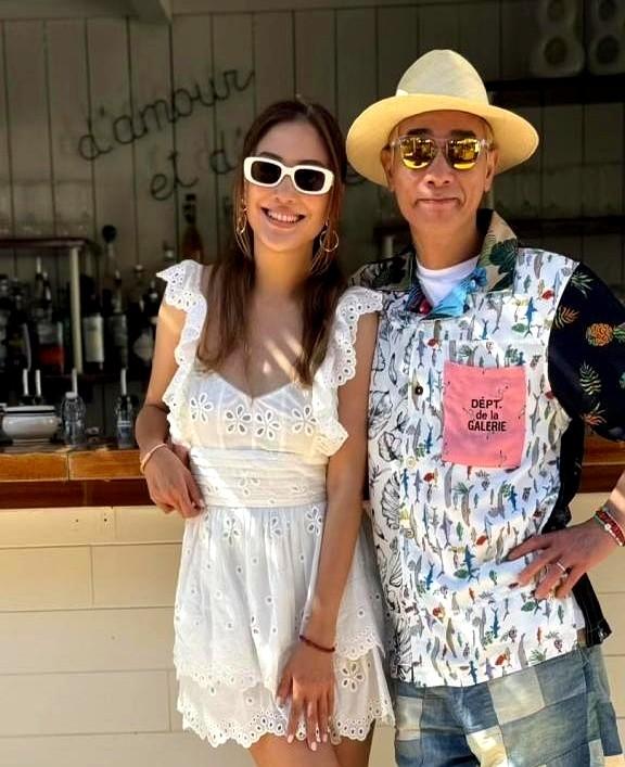58岁的陈小春，看似家庭幸福，事业成功，但却有一个遗憾。

最近他开演唱会，儿子