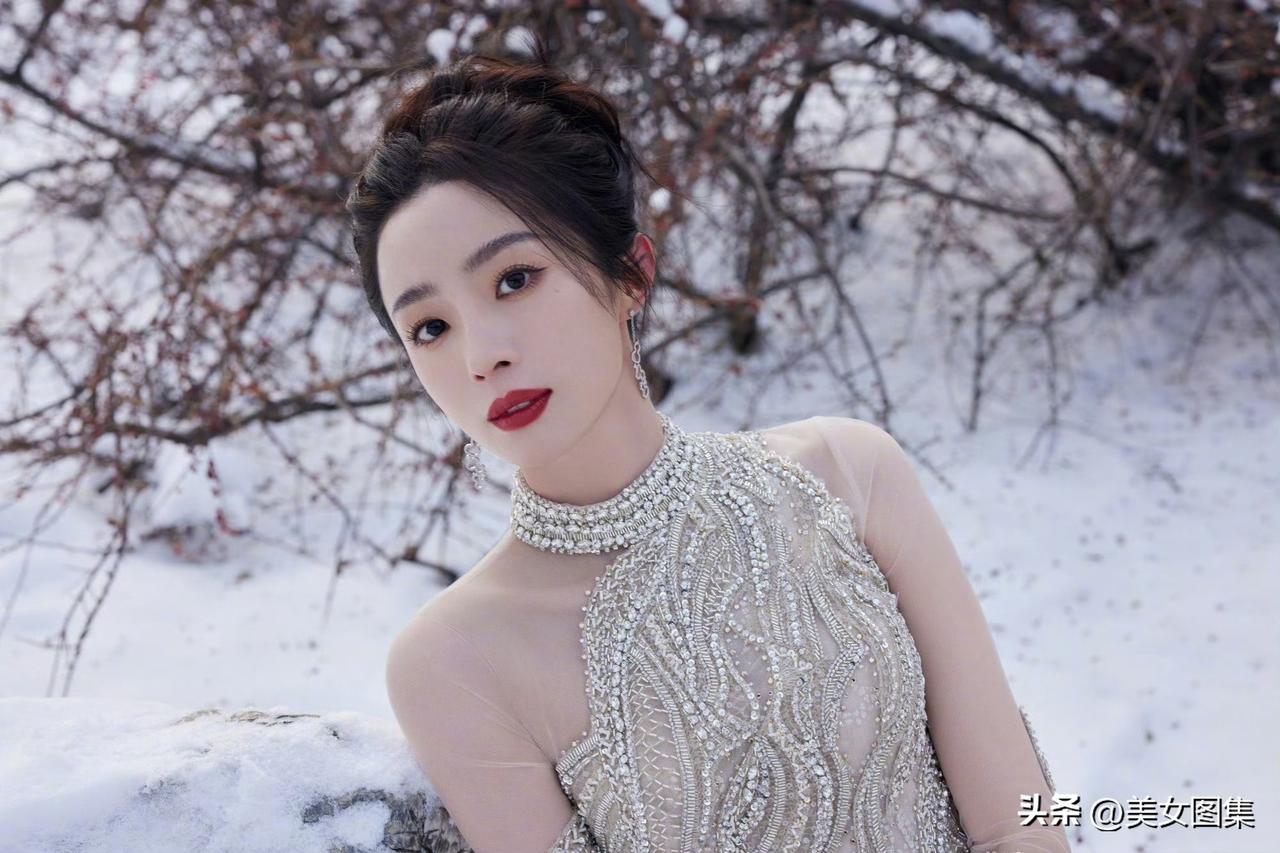 胡冰卿雪地氛围感大片释出，一身满钻鱼尾礼服美到窒息！
 
皑皑白雪铺满林间，清冷