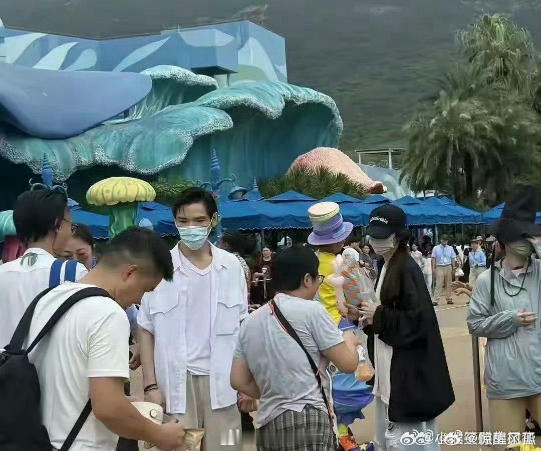 向佐一家现身珠海长隆的烟花下藏着普通人也向往的画面：老人康健，小夫妻恩爱，两个软