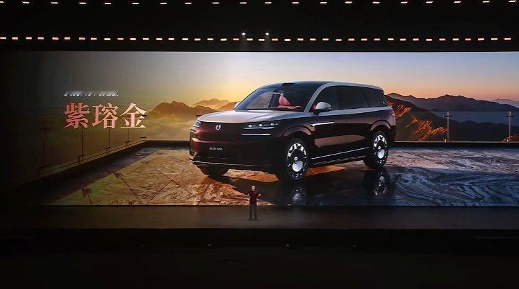 腾势 N9 闪充版登车之间步履从容，超宽电动侧踏板。金、红、墨、银、灰、黑等多款