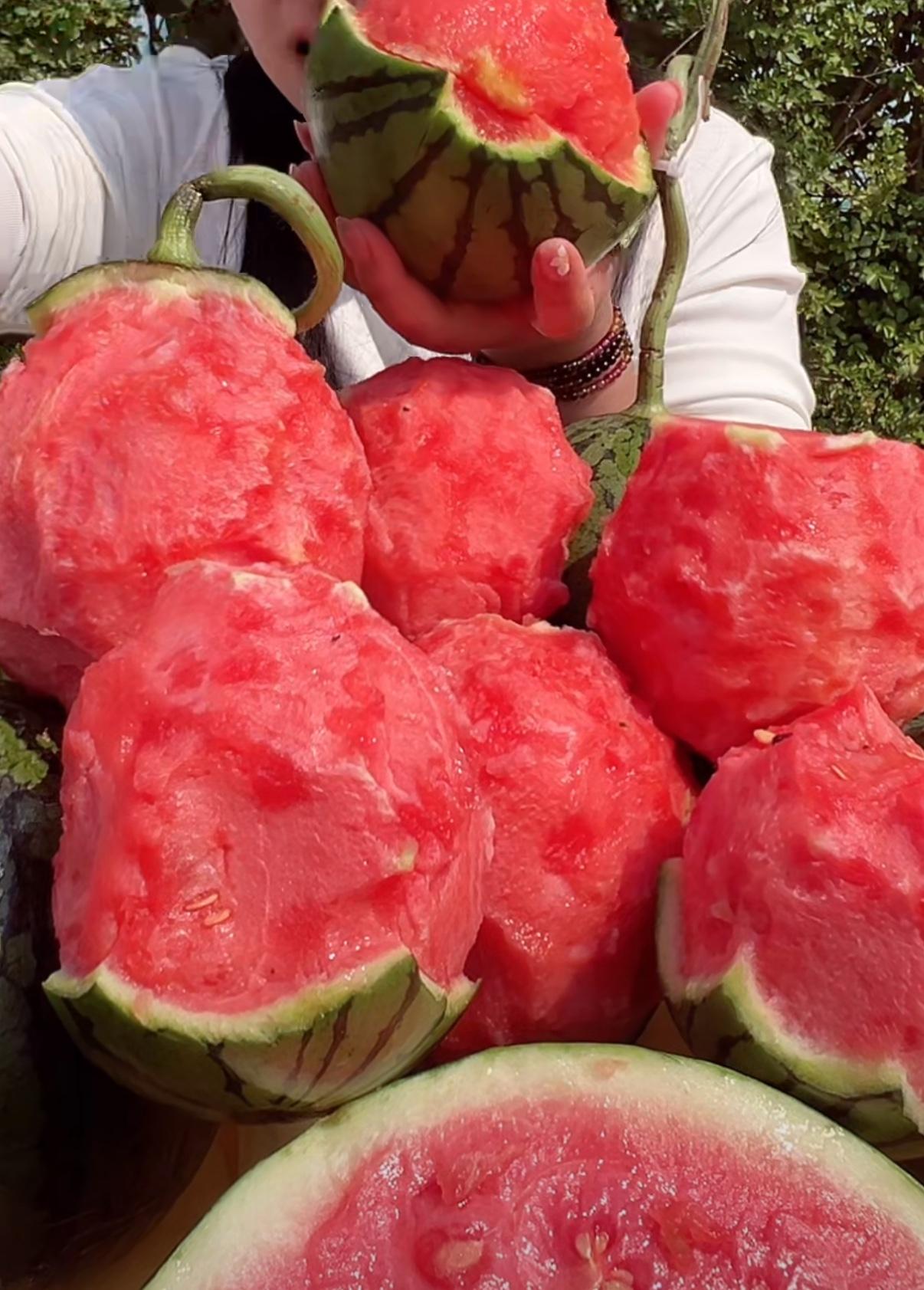 今天来聊一聊4月份的应季水果，尤其是小孩子吃的。
1、枇杷，富含营养，具有止渴润