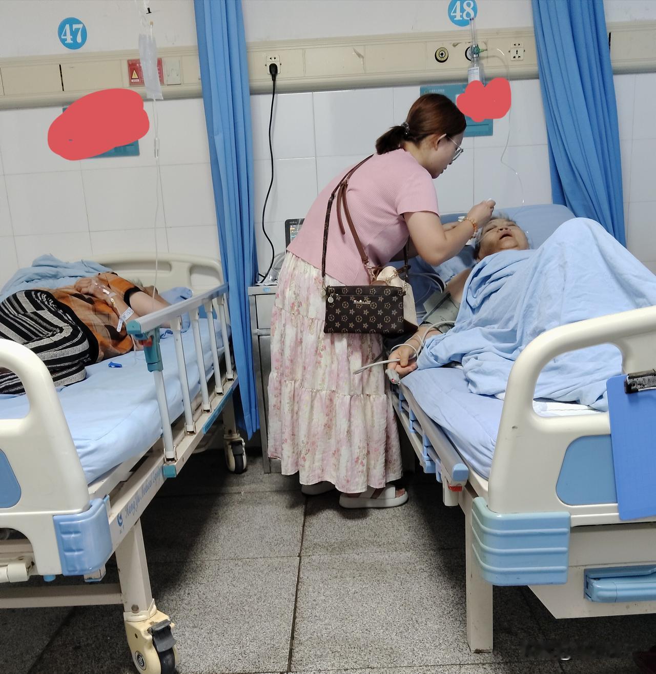 看看人家这孙媳妇照顾生病的奶奶，给她喂饭，擦身，换尿不湿，人家一点都没嫌老人脏。