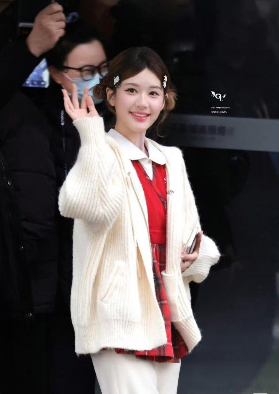 赵露思综艺上班，今天是丸子头，新年好喜庆。 