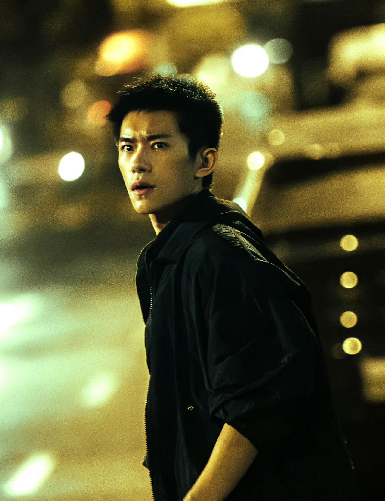 易烊千玺寸头造型引爆全网 惊蛰无声国安警察形象A爆
 
谁能拒绝寸头的正气帅哥！