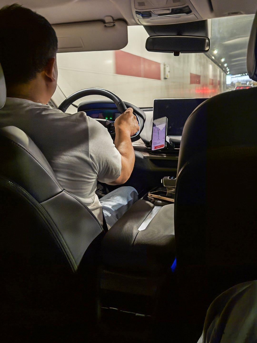 大热天的师傅不开空调，这是厦门耶… 