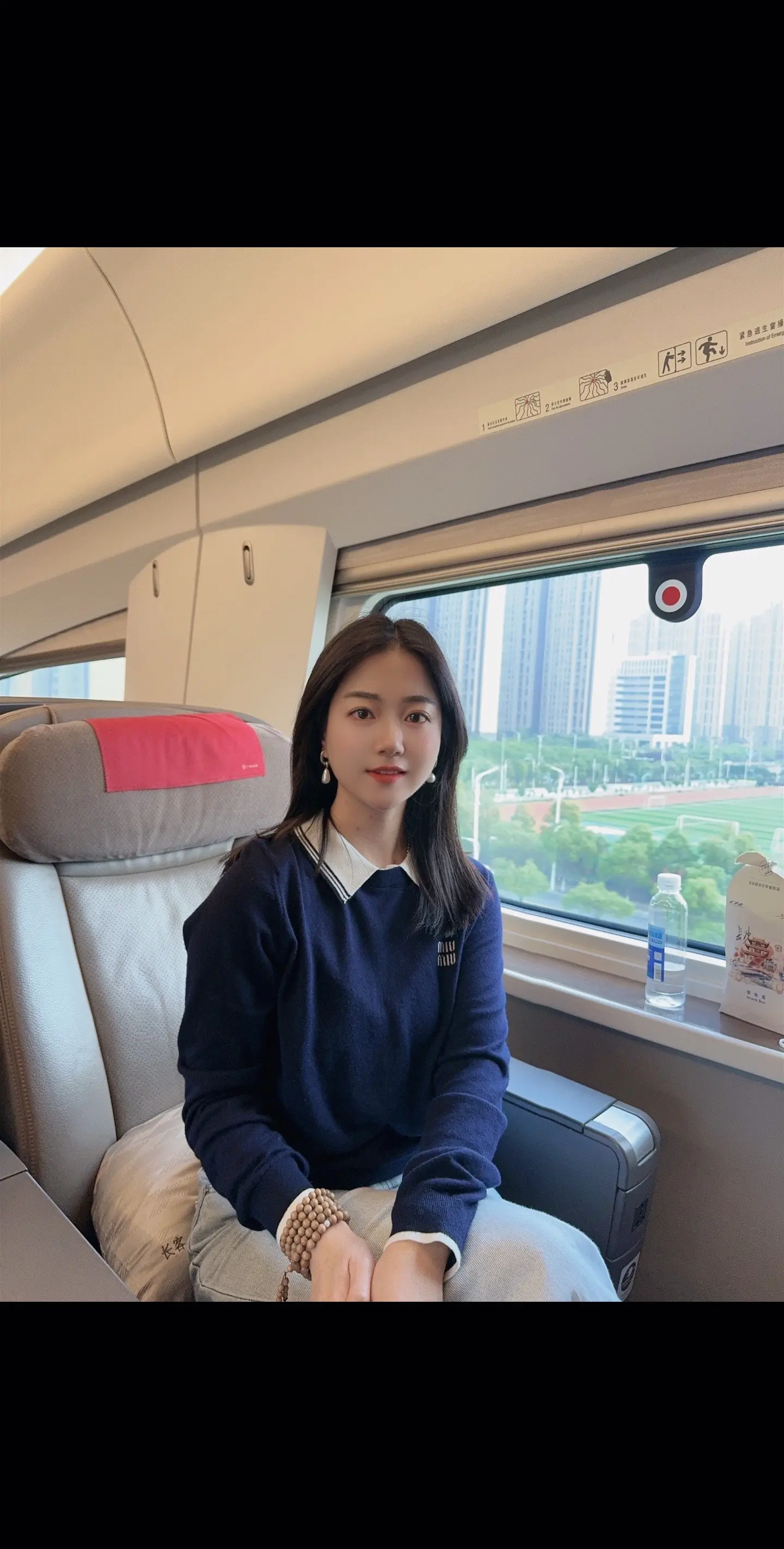 没有父母铺路，就自己去悟，没有名师指路，就去阅人无数，读不了万卷路，那就行万里路