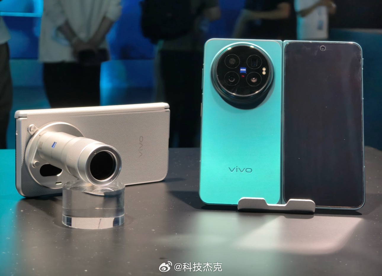vivoXFold6 摄影师套装版，蔡司2亿主摄加APO长焦和增距镜G2。折叠屏