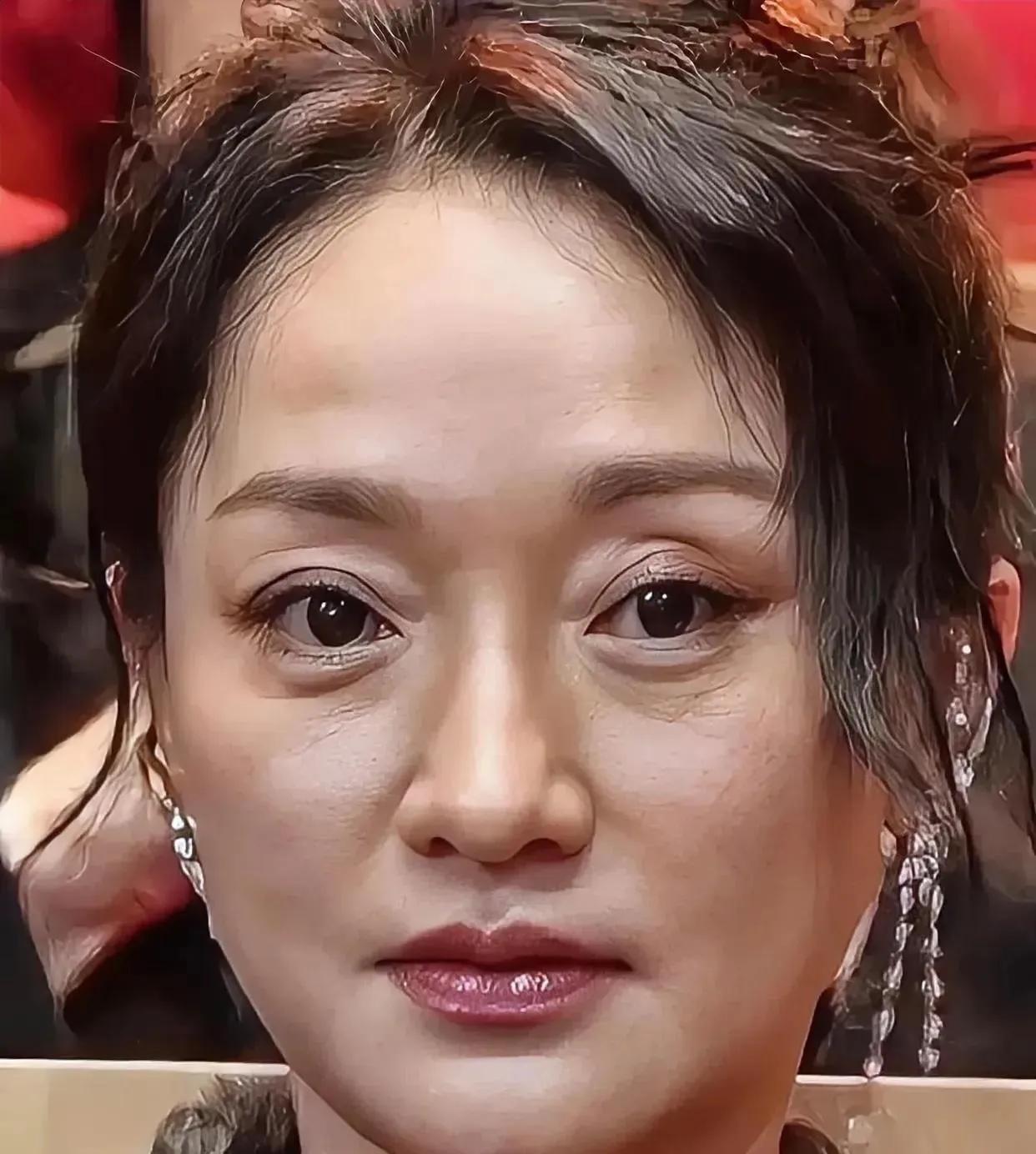 水军就是这样乱P图，来乱讲的！周迅都P成什么样了！假到不能再假了，先别说周迅自己