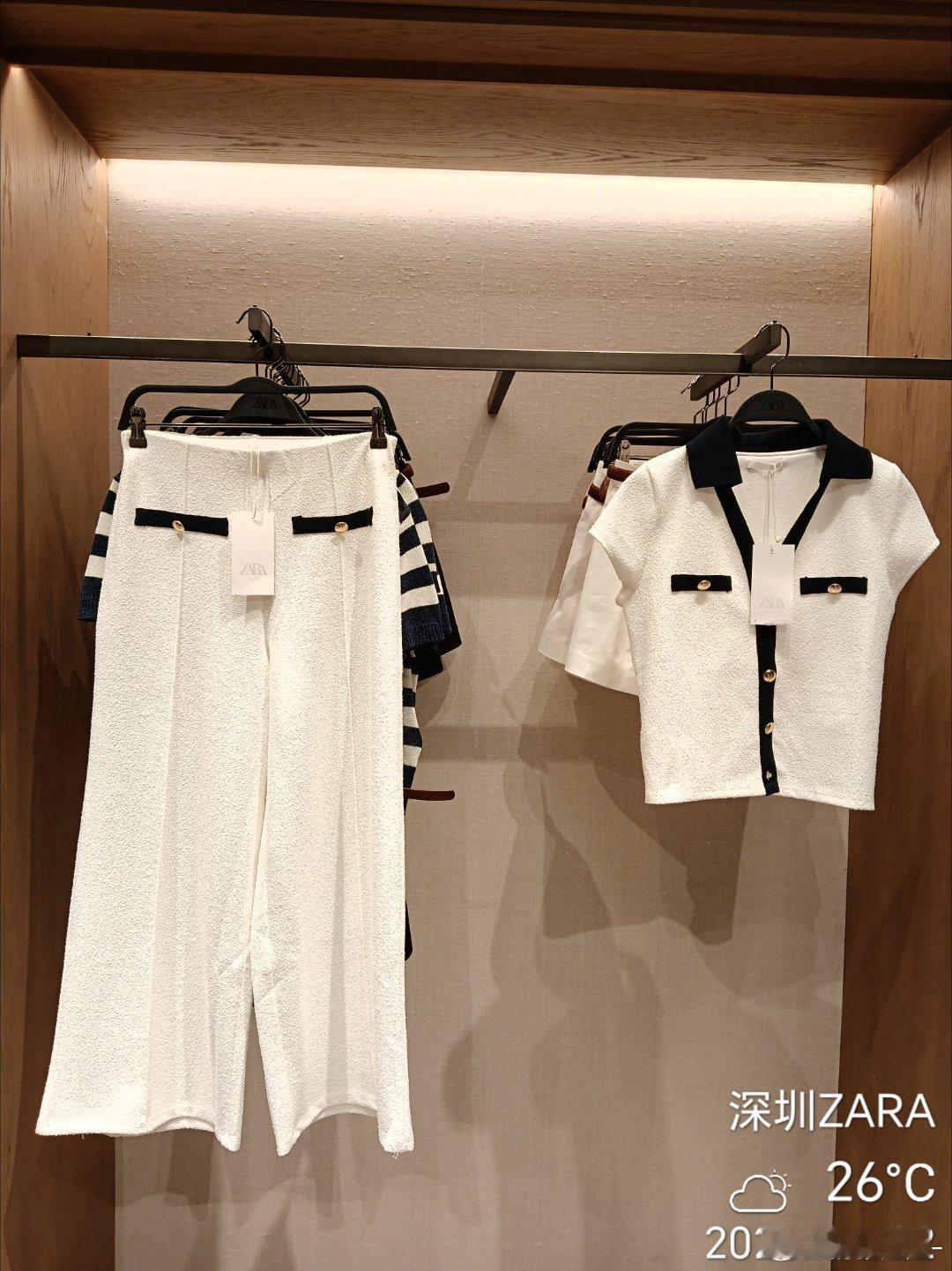 挺喜欢这套的，但姐姐说，我穿这套衣服不好看。 深圳·深圳壹方城购物中心