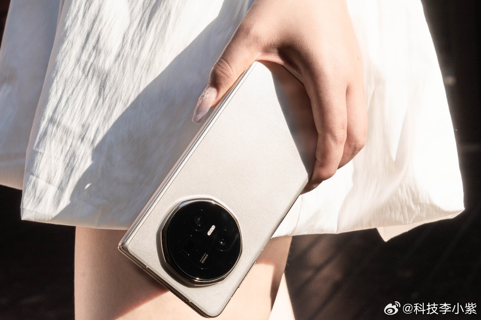 尽量不要给手机整夜充电现在手机都有快充，早上起床随便充充就基本上充满了，整夜给手