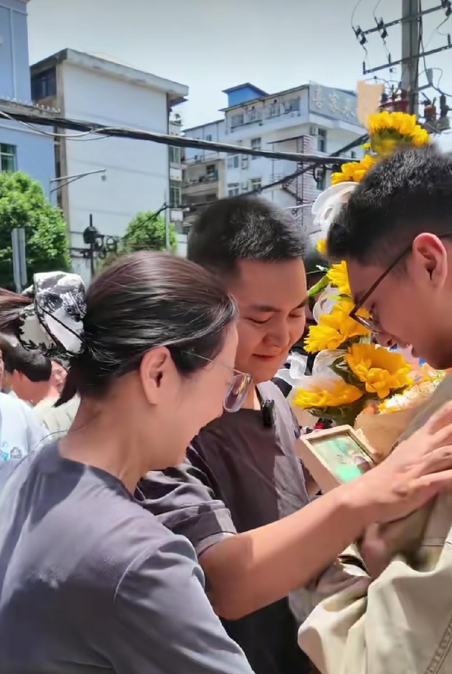 嫂嫂去接高考结束的小叔子，嫂嫂却说还有一个人也来了，接下来的一幕，让人看着泪目了