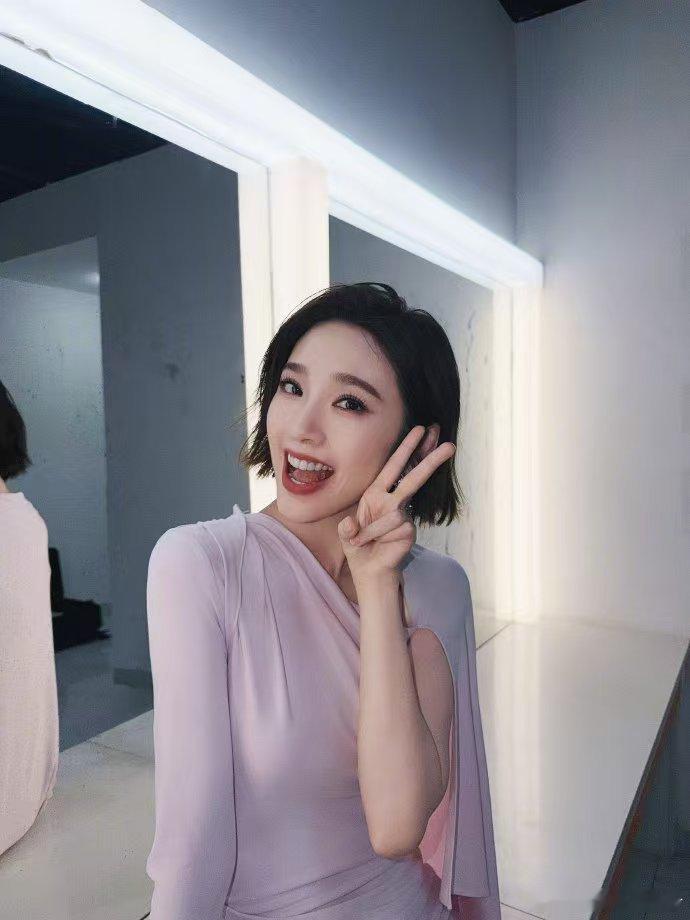 唐艺昕既是门面又是担当唐艺昕明艳灵动，行事尽显团队担当，迎难而上认真打磨舞台，始