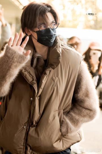 侯明昊那一挥手，动作轻柔，眼神温暖，不急不缓的节奏简直太苏了，心跳瞬间加速，看完