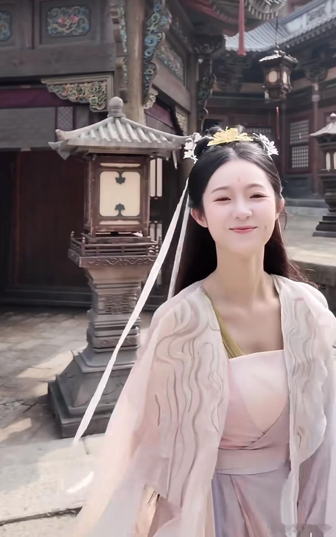 入青云小仙侍的发型做得好怪好看的。 ​​​