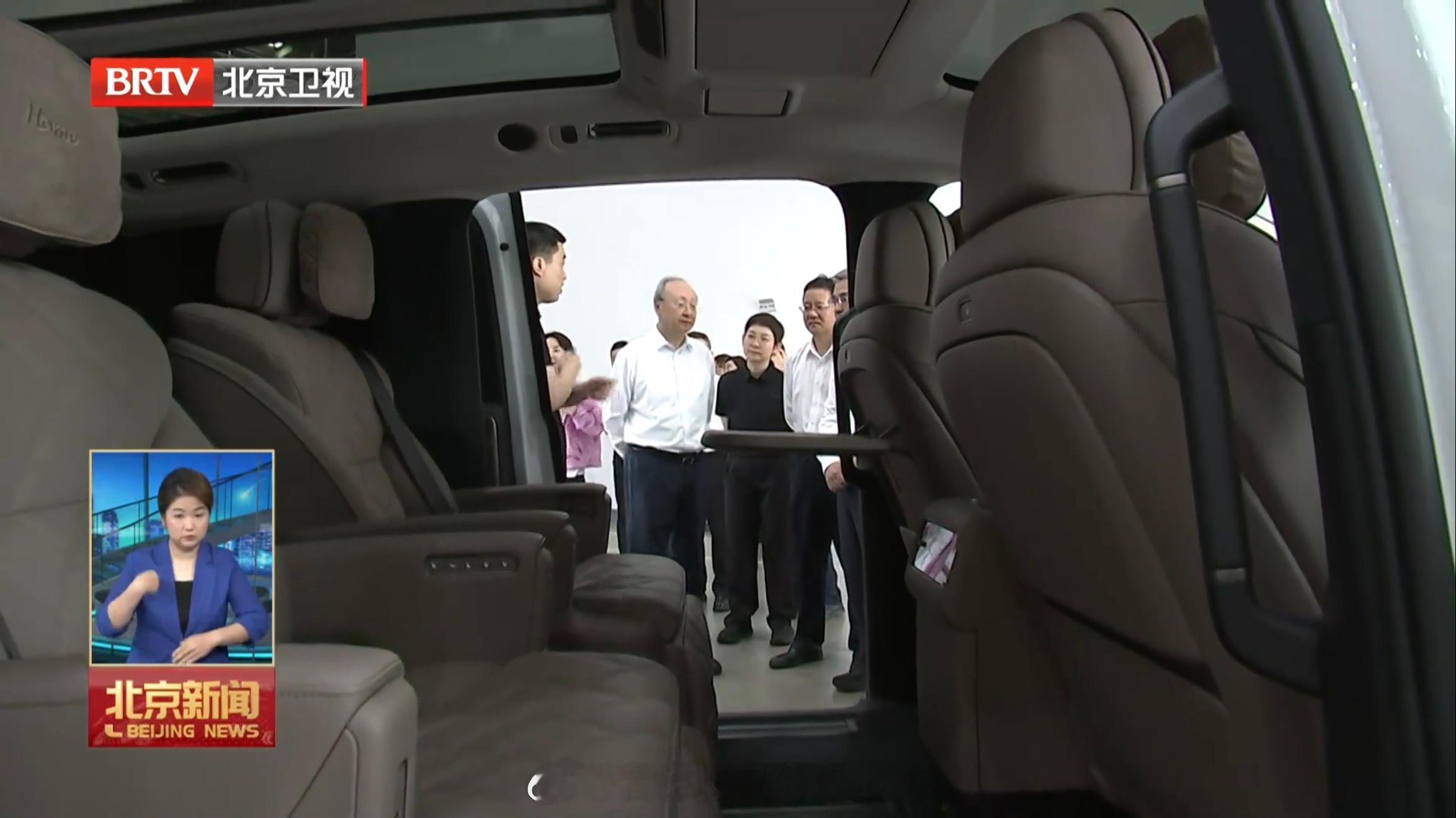 这应该就是今年要面世的新款理想MEGA Home了，仔细看内饰有些优化但我觉得就