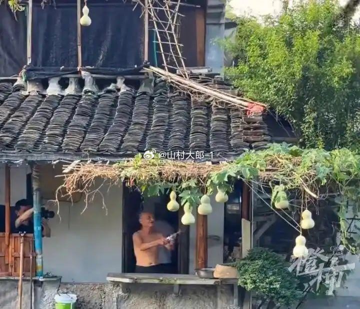 葫芦娃爷爷把葫芦剪掉了目击者发声现在知道全世界这多国家讨厌中国人去旅游了吧， 总