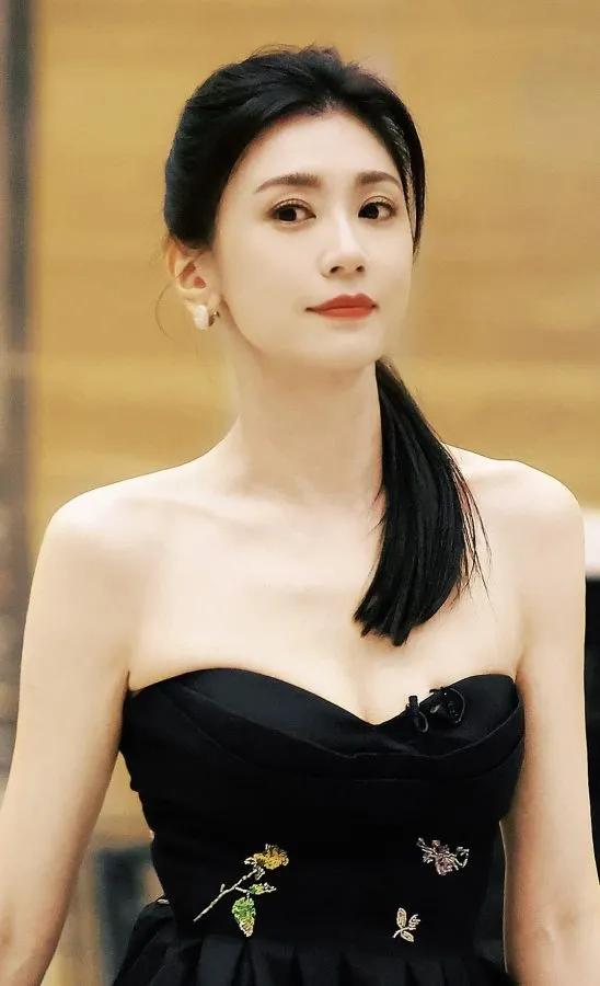 贾静雯身穿低胸装，展现出了自己的优美曲线，同时也露出了一些白皙的事业线。
这样的