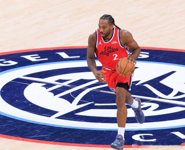 今日，勇士球星追梦在球队训练结束后接受了采访。谈到快船球星伦纳德，追梦表示：“最