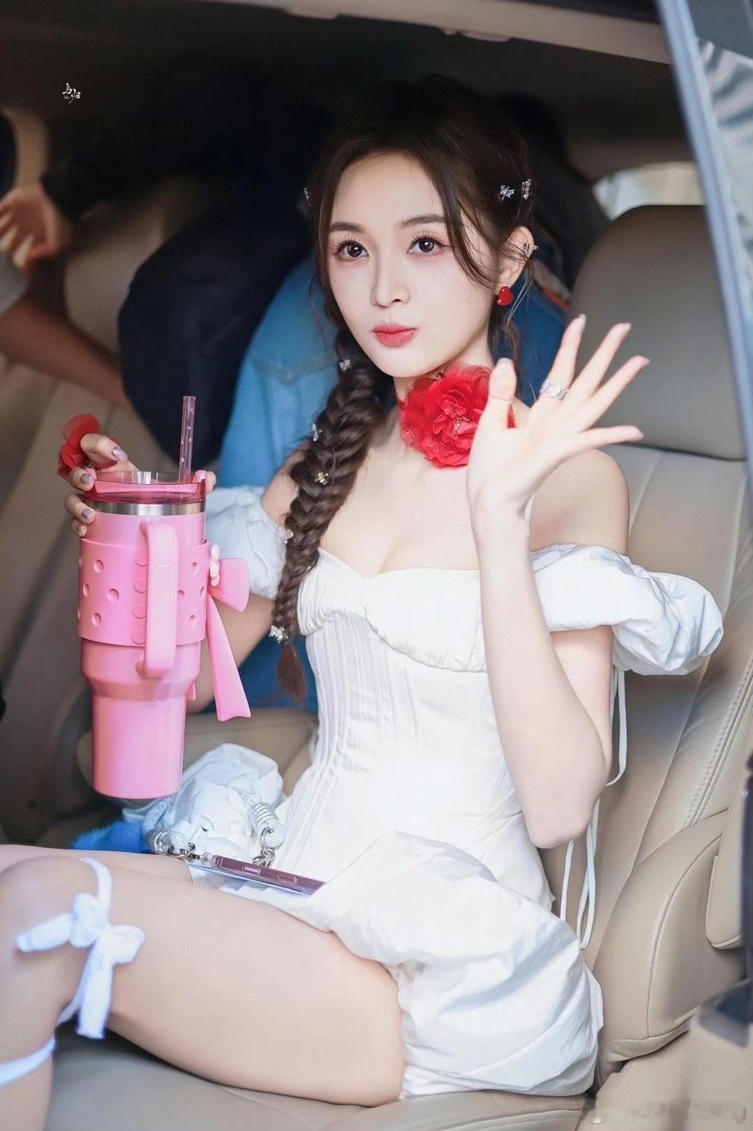 吴宣仪[超话] 吴宣仪浪姐6舞台造型真的美出了新高度，白色公主裙气质斐然，红色玫