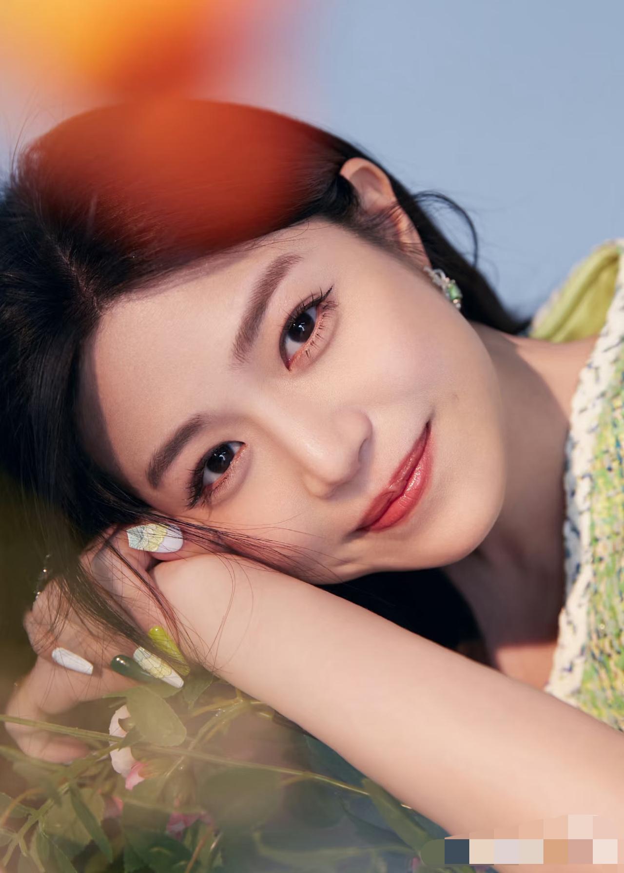 陈妍希，
实在不行你还是退圈吧，
你都40+了，为什么脸上却都是满满的少女感。让