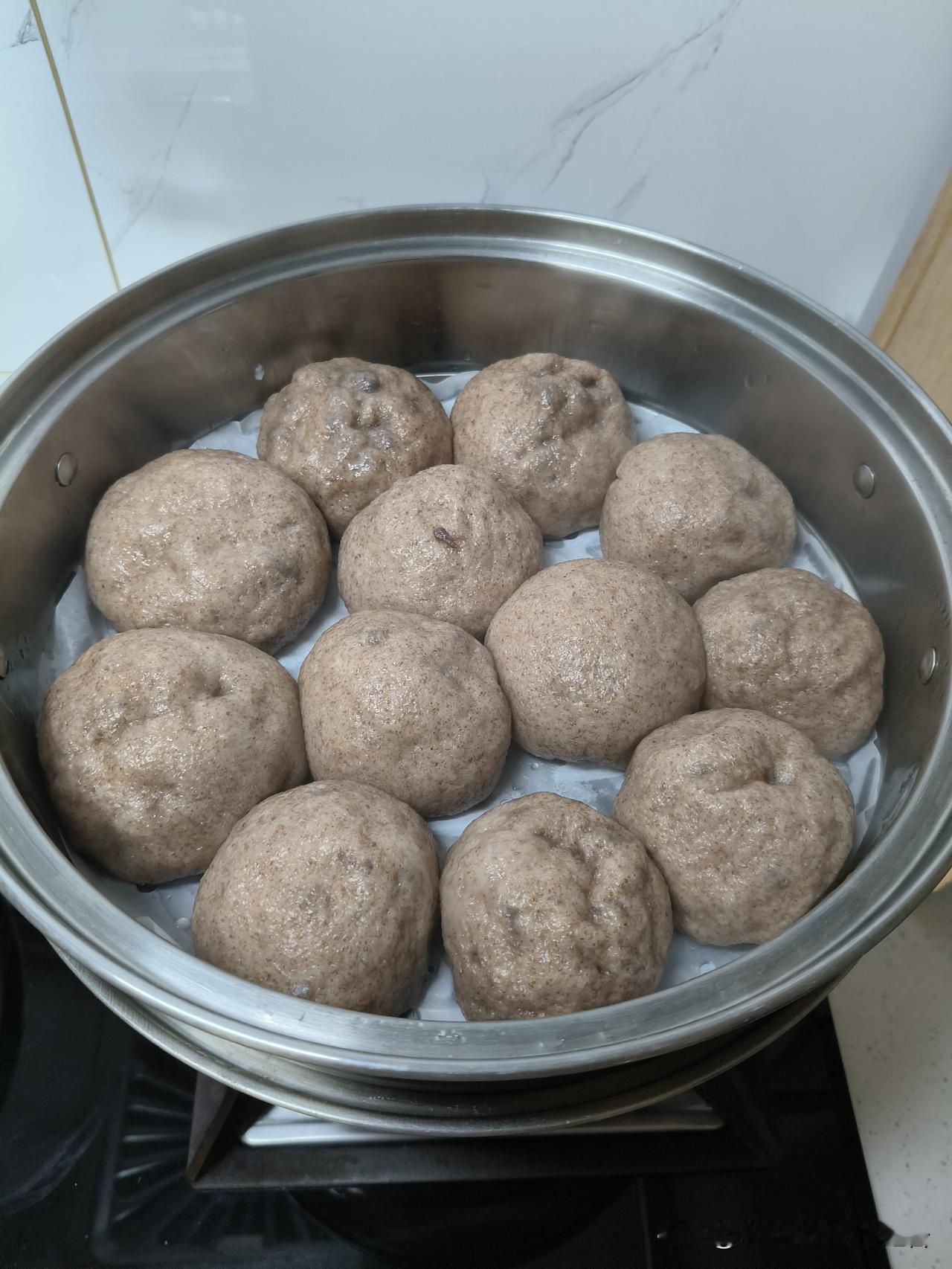 虽然今天蒸的豆沙包很好吃，
但是揭锅盖的时候，
不知道什么原因，
会有几个像是被