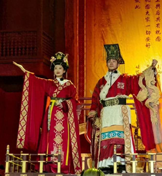 氛围感直接拉满！李沁、张晚意解锁帝后，这一幕太绝了