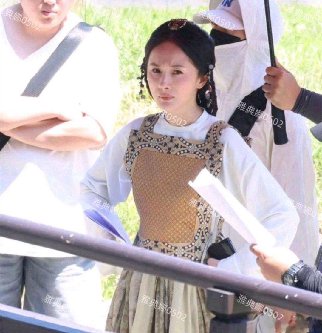 别再骂杨幂变丑！卸掉刘海美颜、晒黑瘦脱相，是内娱最勇敢的破局 