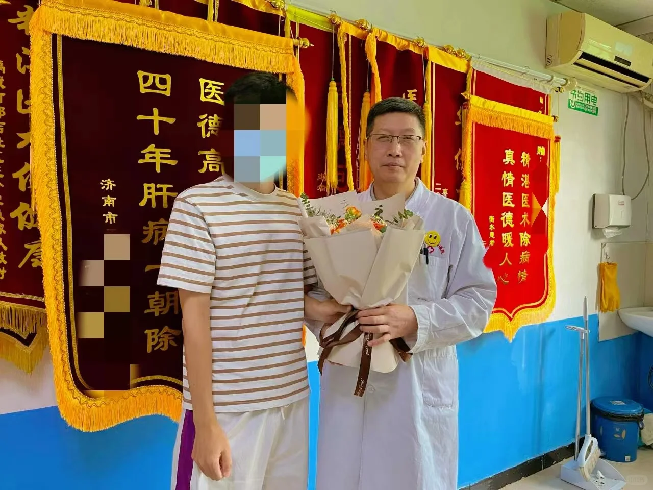 江苏徐州的患者乙肝成功转阴，特意送来鲜花和锦旗 